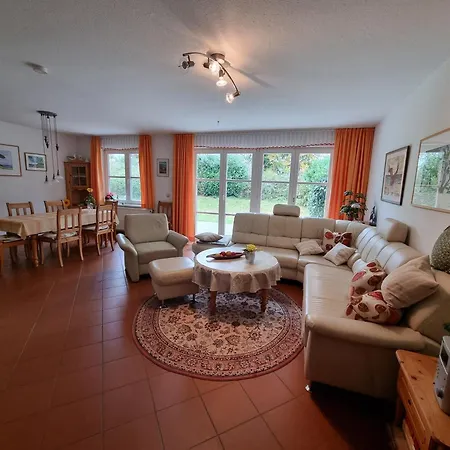 Zur Alleenstrasse Losentitz - Mit Garten Und Carport 펜션